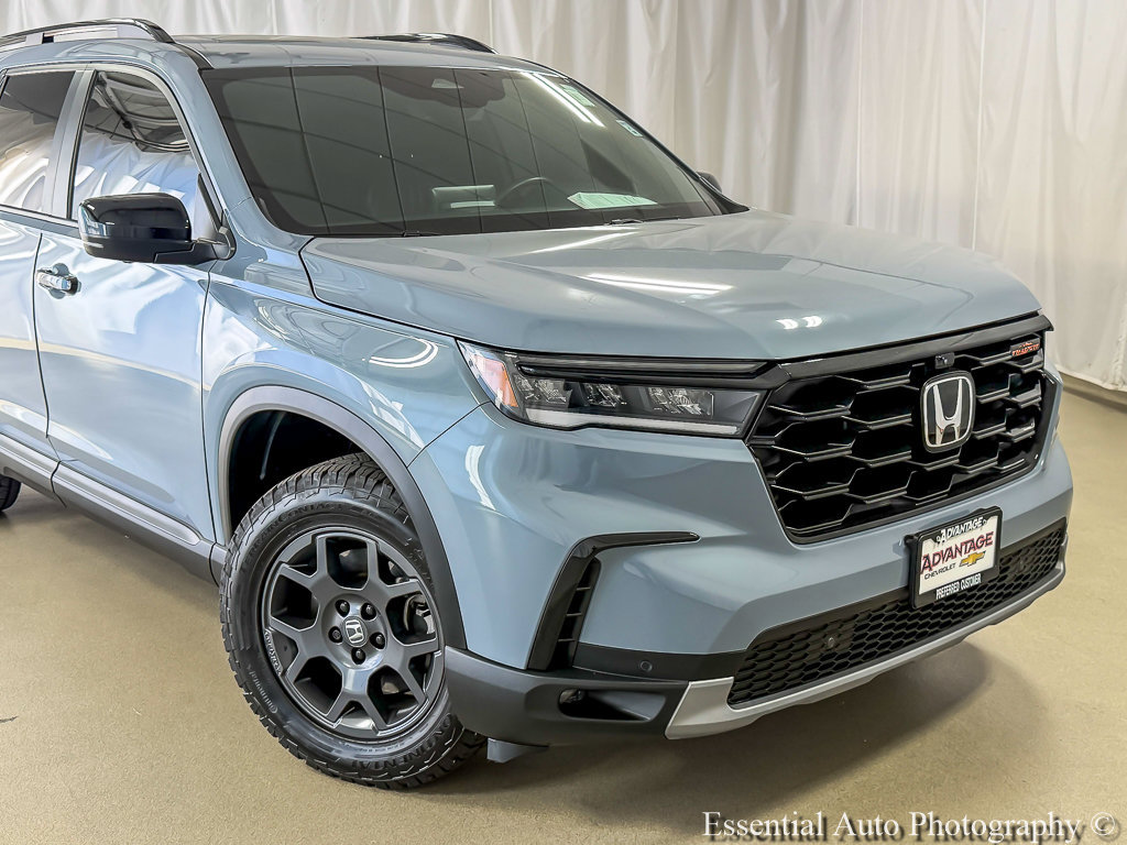 Used 2025 Honda Pilot TrailSport image 3