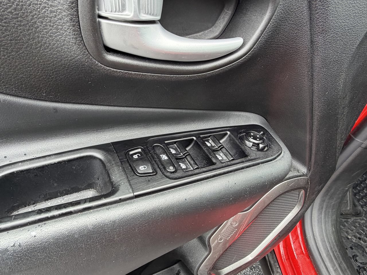 Used 2023 Jeep Renegade Latitude AWD/4WD image 18