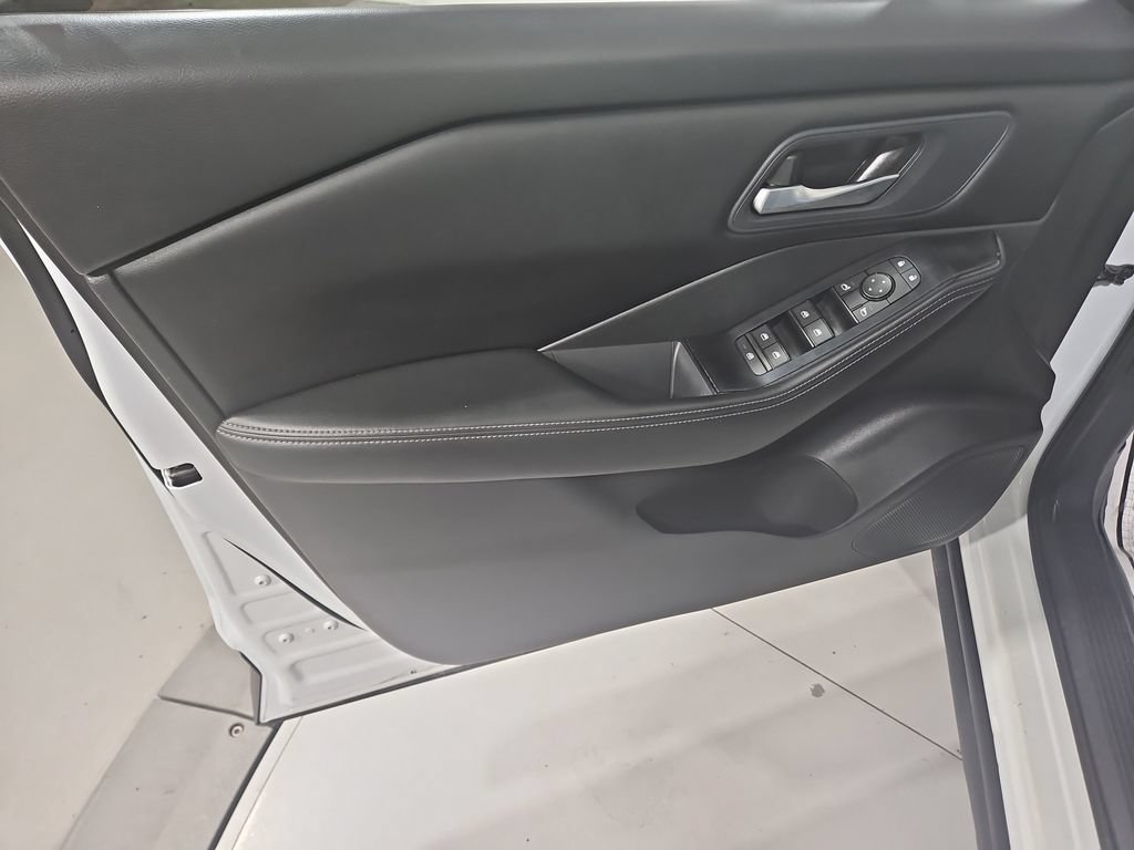 Used 2024 Nissan Rogue SV FWD image 11