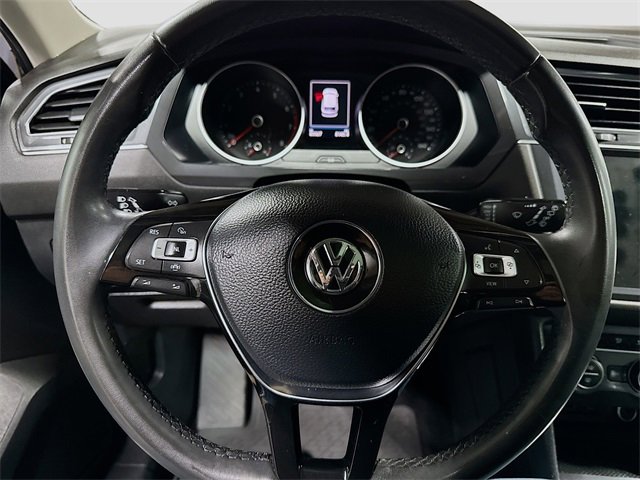 Used 2020 Volkswagen Tiguan SE w/ Panoramic Sunroof Package image 18