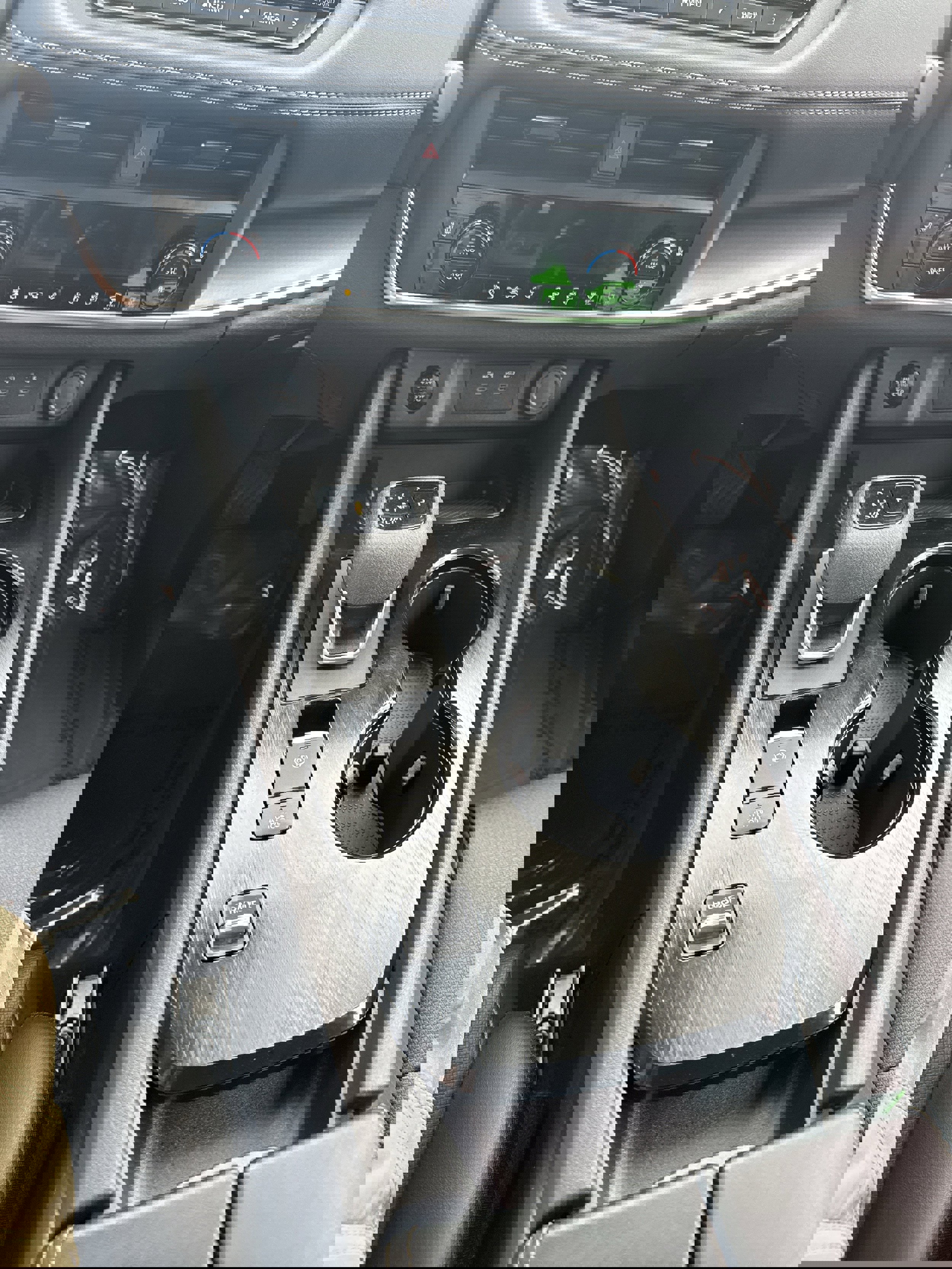 Used 2025 Nissan Rogue SV w/ SV Premium Package image 22