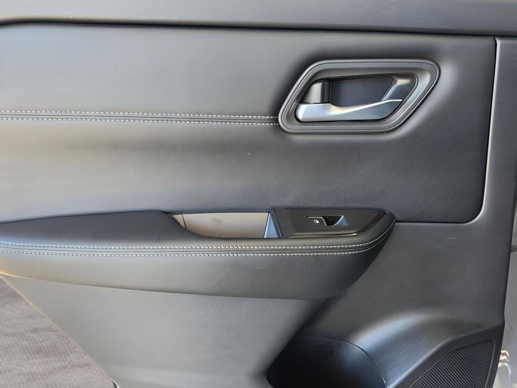 Used 2024 Nissan Rogue SL FWD image 23