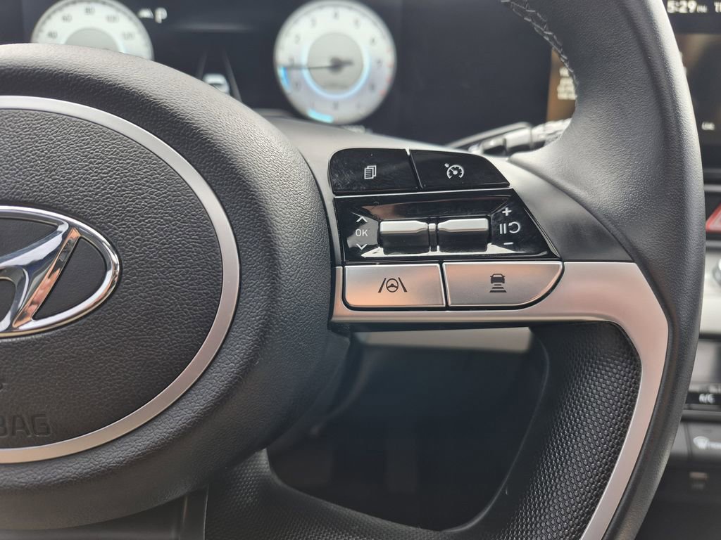 Used 2023 Hyundai Elantra Limited w/ Preferred Accessory Package FWD image 20