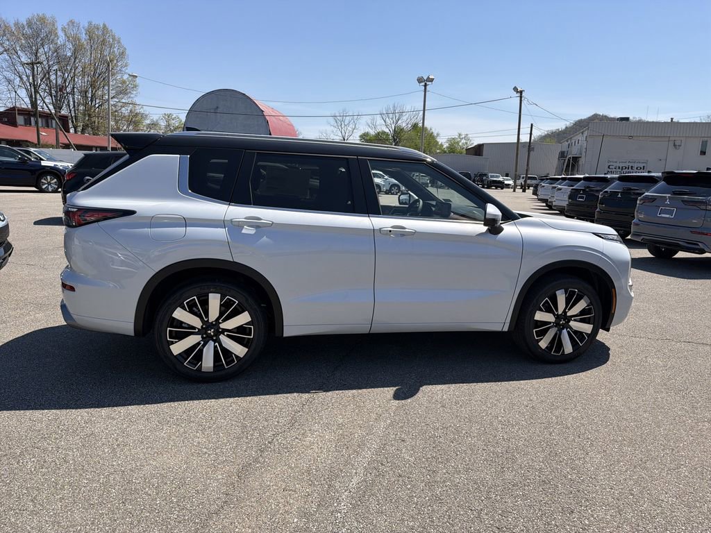 New 2026 Mitsubishi Outlander SEL image 3