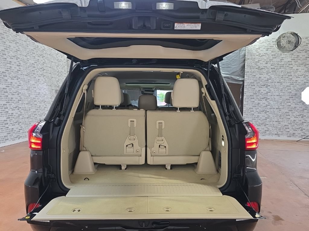 Used 2019 Lexus LX 570 4WD w/ Luxury Package image 16