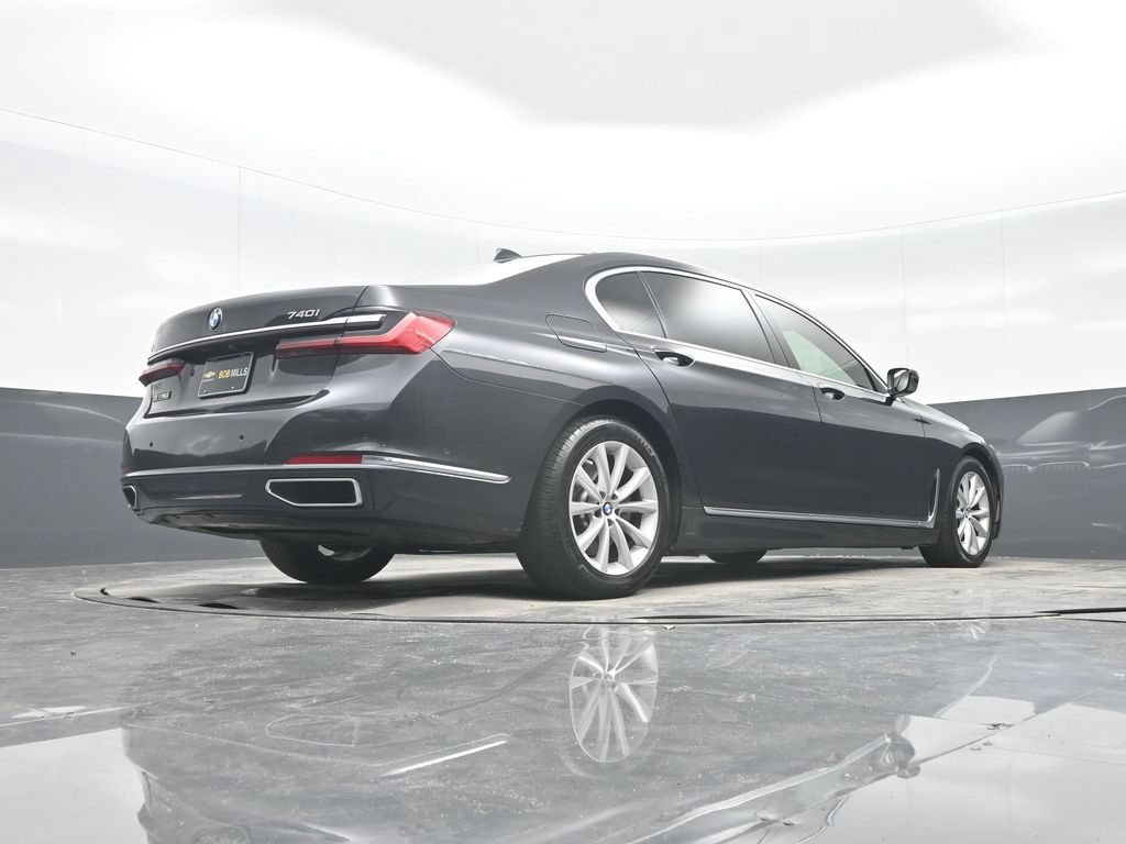 Used 2021 BMW 740i w/ Premium Package RWD image 31