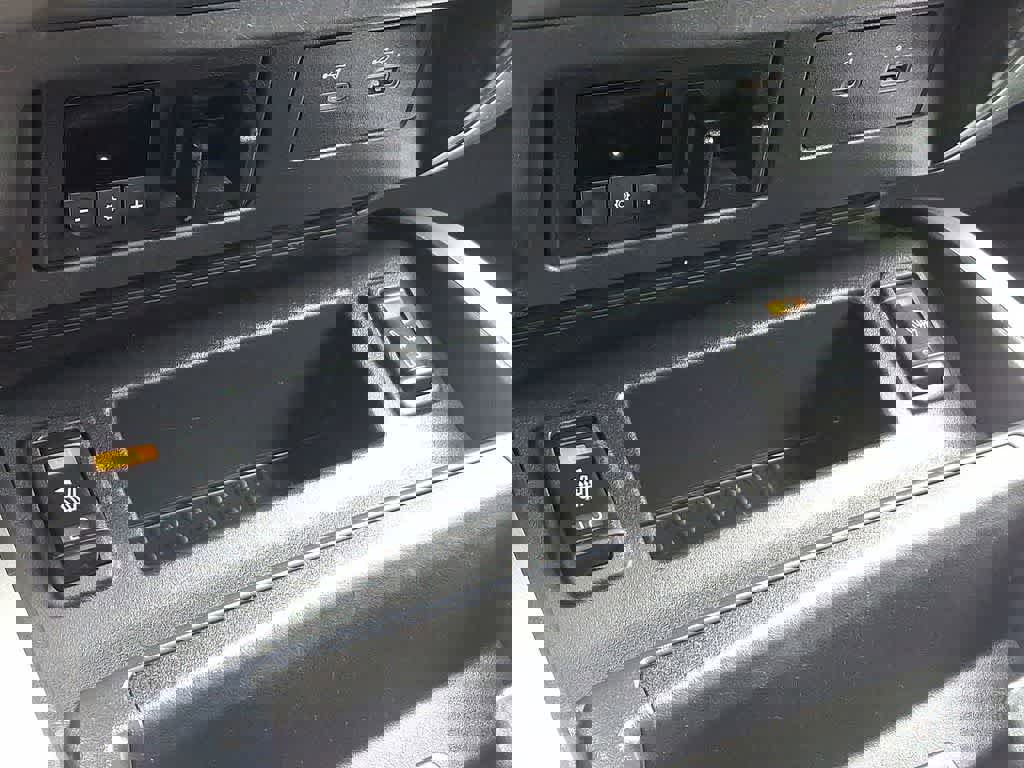 Used 2021 Nissan Titan SL w/ Moonroof Package image 19