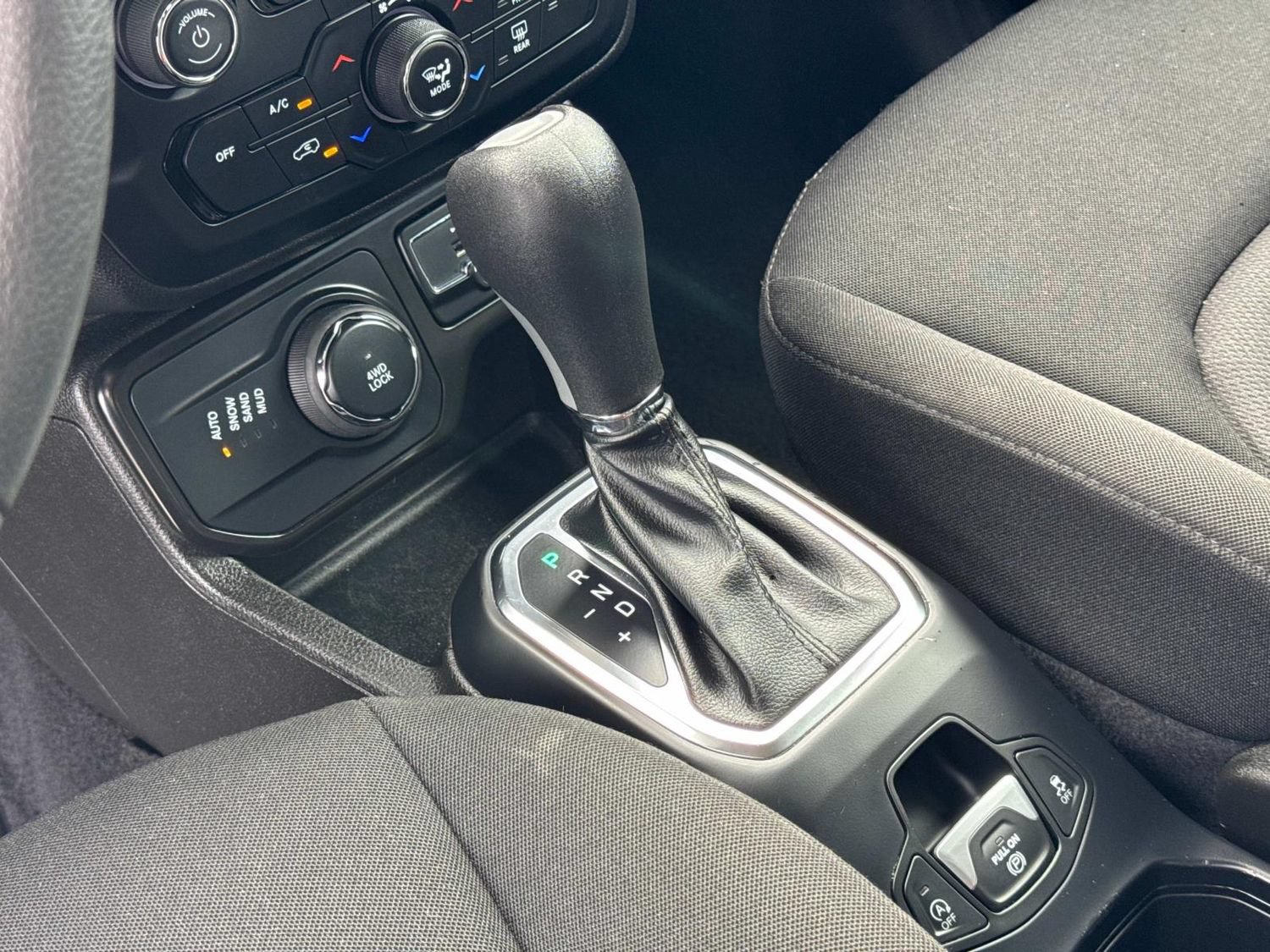 Used 2023 Jeep Renegade Latitude AWD/4WD image 33