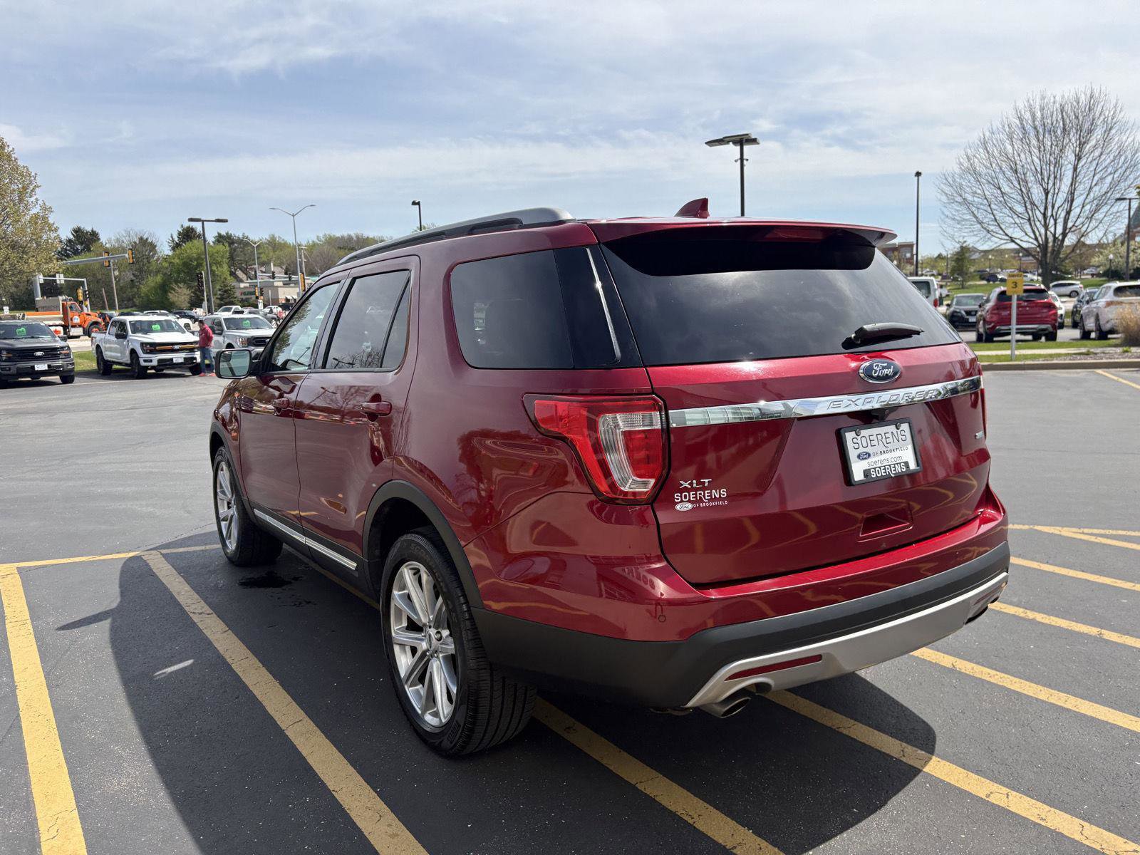Used 2016 Ford Explorer XLT w/ Equipment Group 202A AWD/4WD image 4