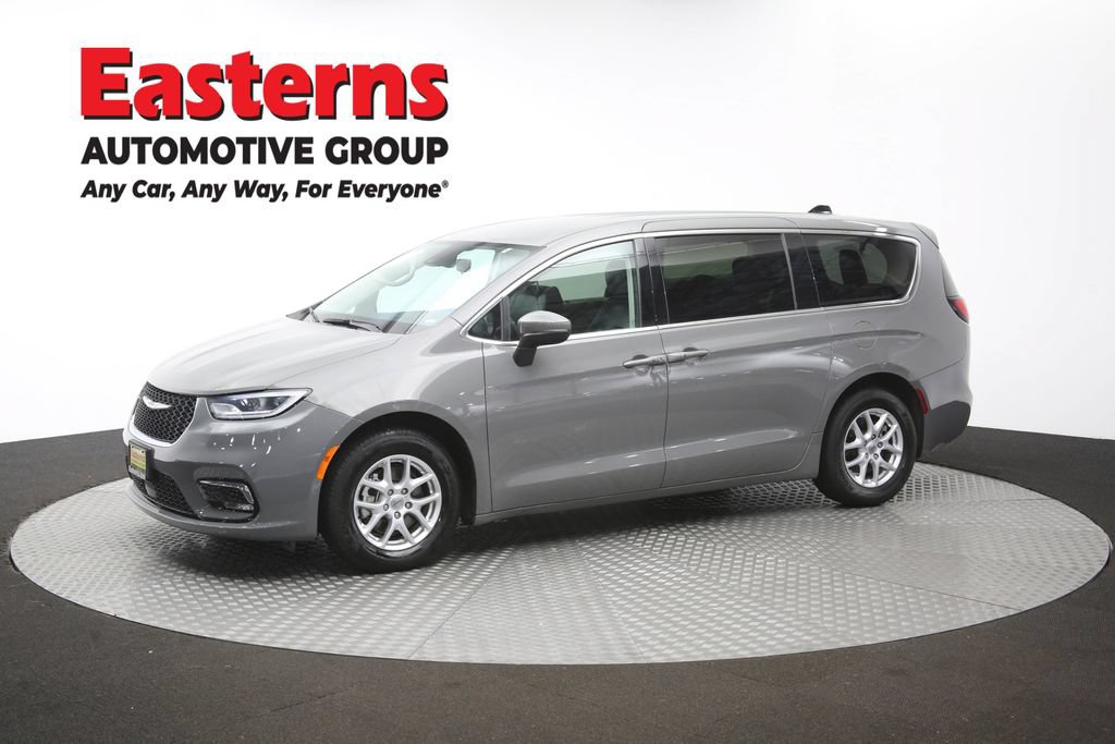 Used 2023 Chrysler Pacifica Touring-L FWD image 57