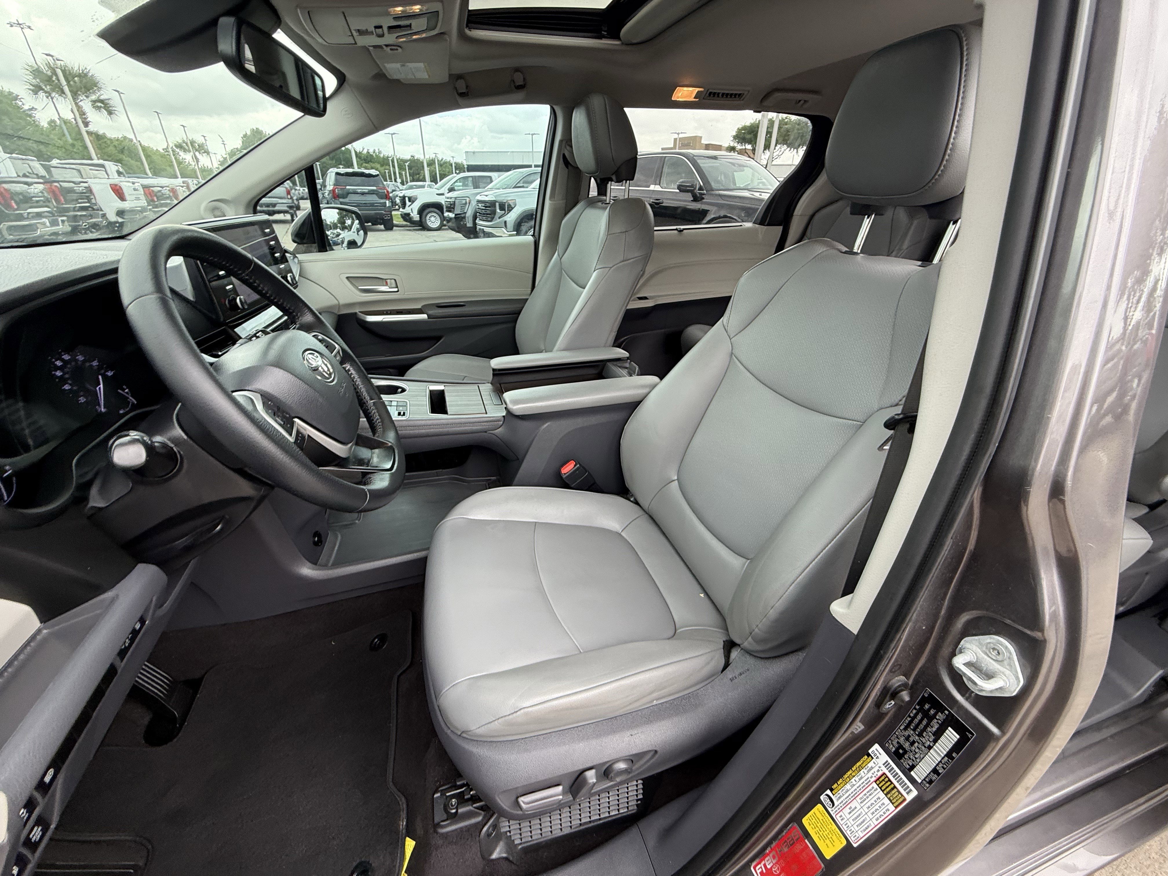 Used 2021 Toyota Sienna XLE w/ XLE Plus Package image 27