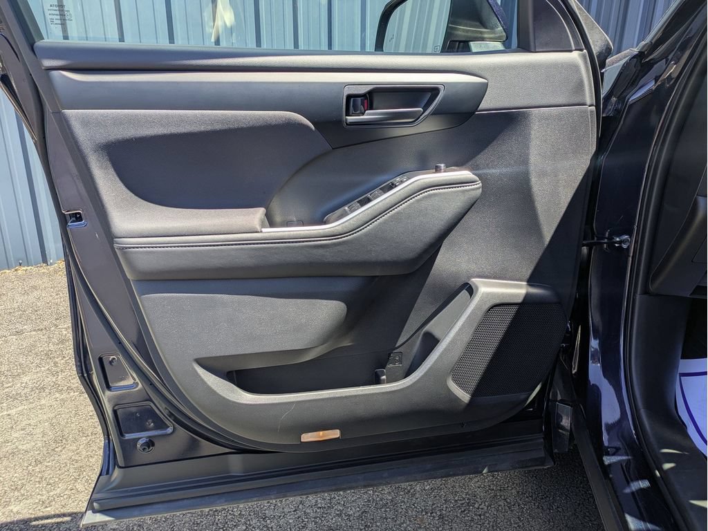 Used 2025 Toyota Highlander LE FWD image 11