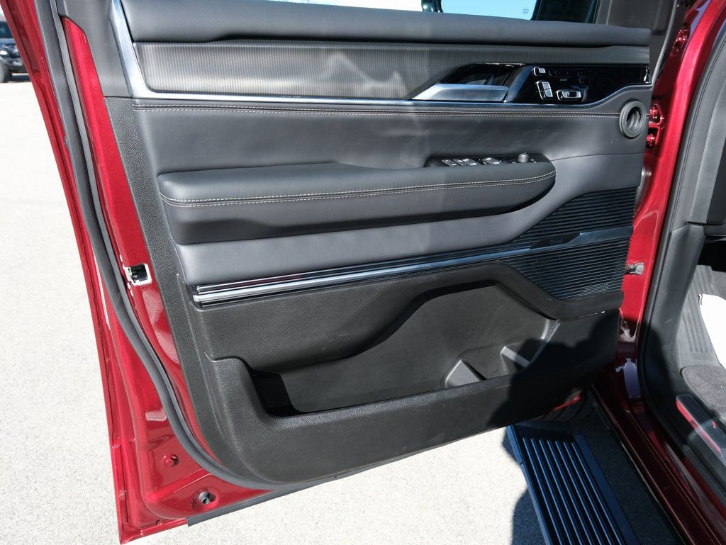 New 2026 Jeep Grand Wagoneer Summit w/ Rear Seat Video Group I image 15