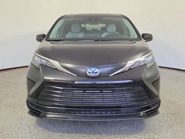 Used 2025 Toyota Sienna LE FWD image 3