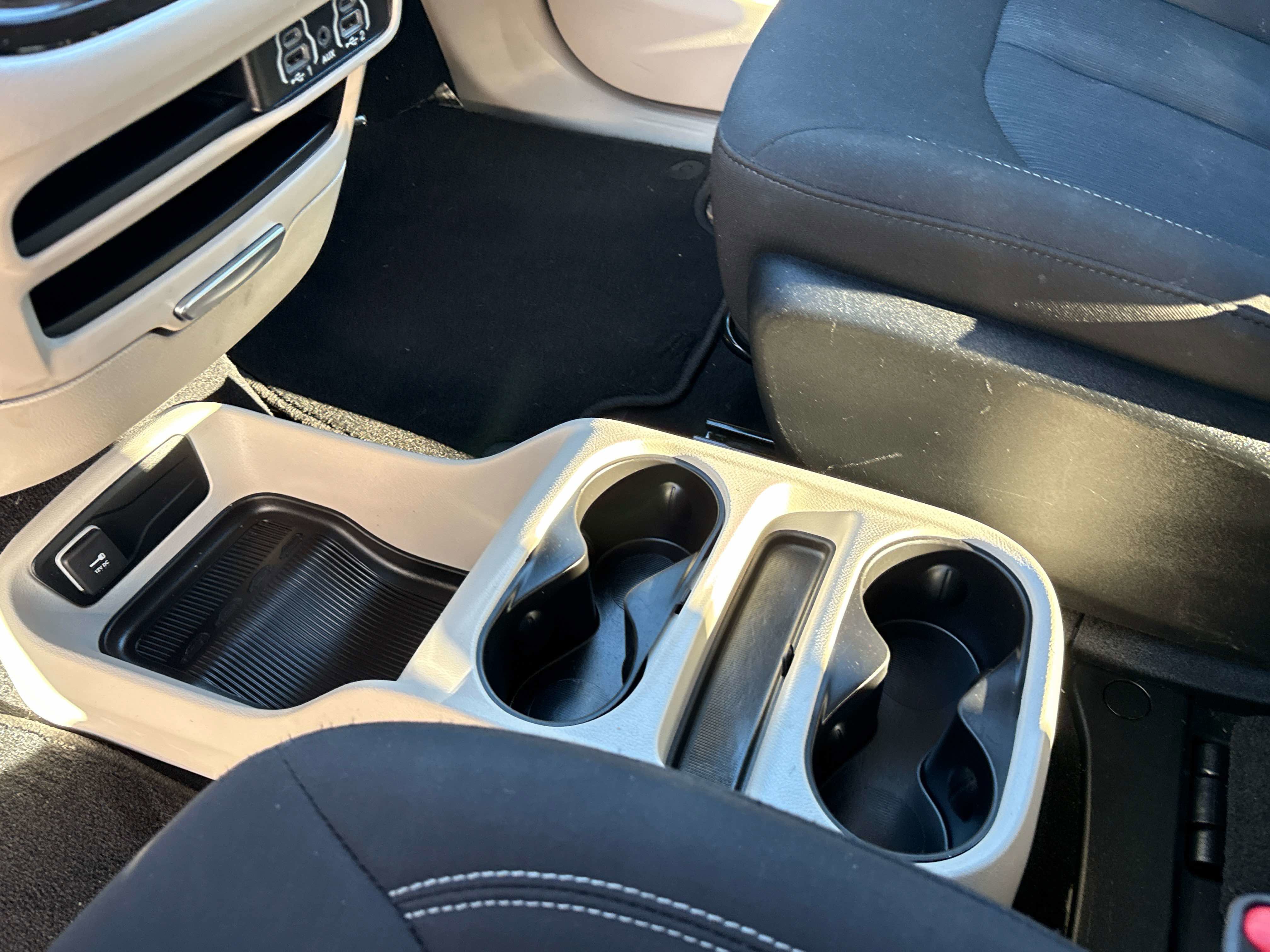 Used 2022 Chrysler Voyager LX image 21