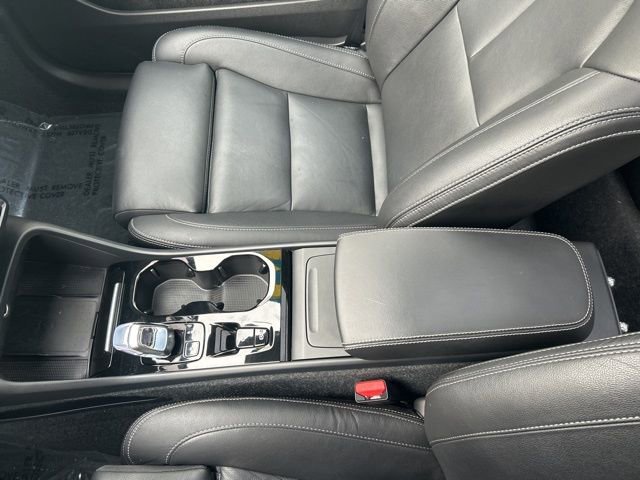 Certified 2025 Volvo XC40 B5 Plus AWD/4WD image 26