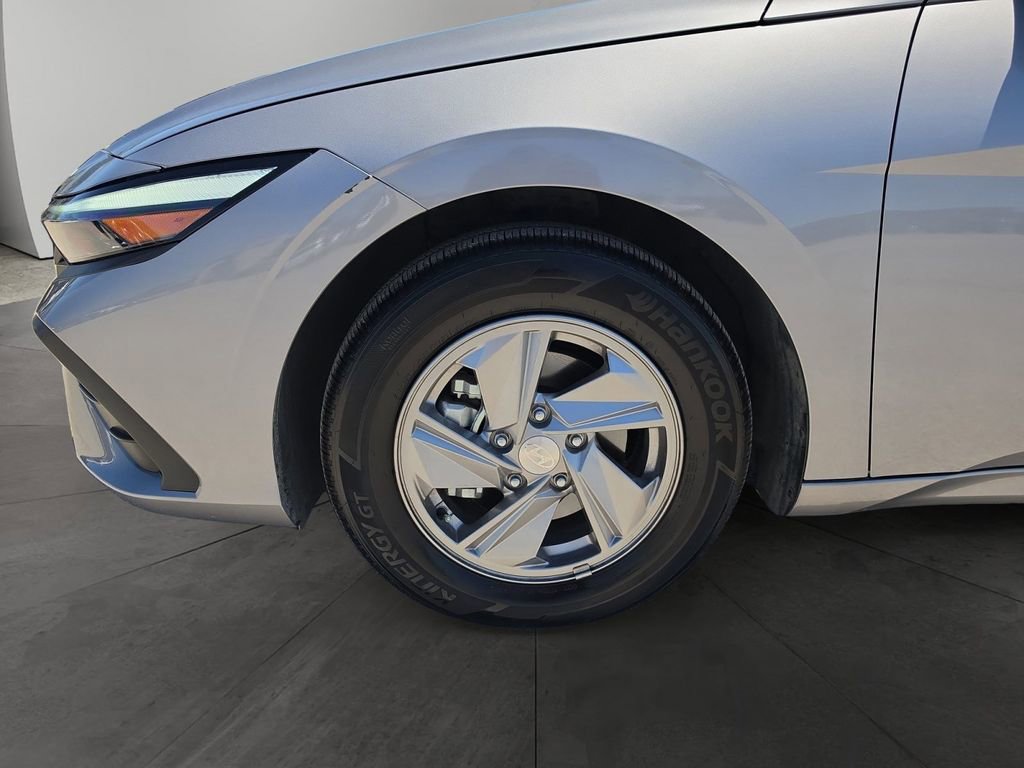 Used 2025 Hyundai Elantra SE image 14