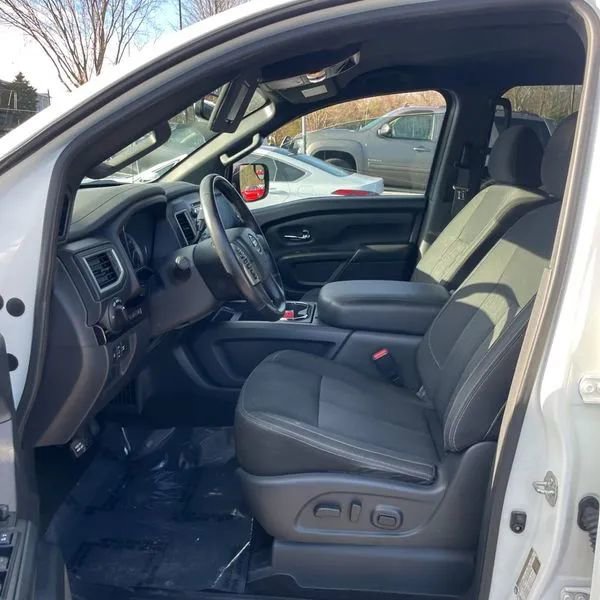 Used 2018 Nissan Titan SV w/ SV Convenience Package image 10