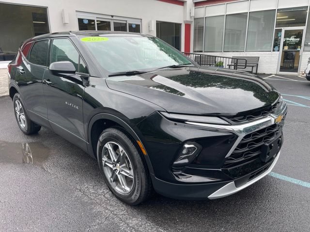 Used 2025 Chevrolet Blazer LT AWD/4WD image 2