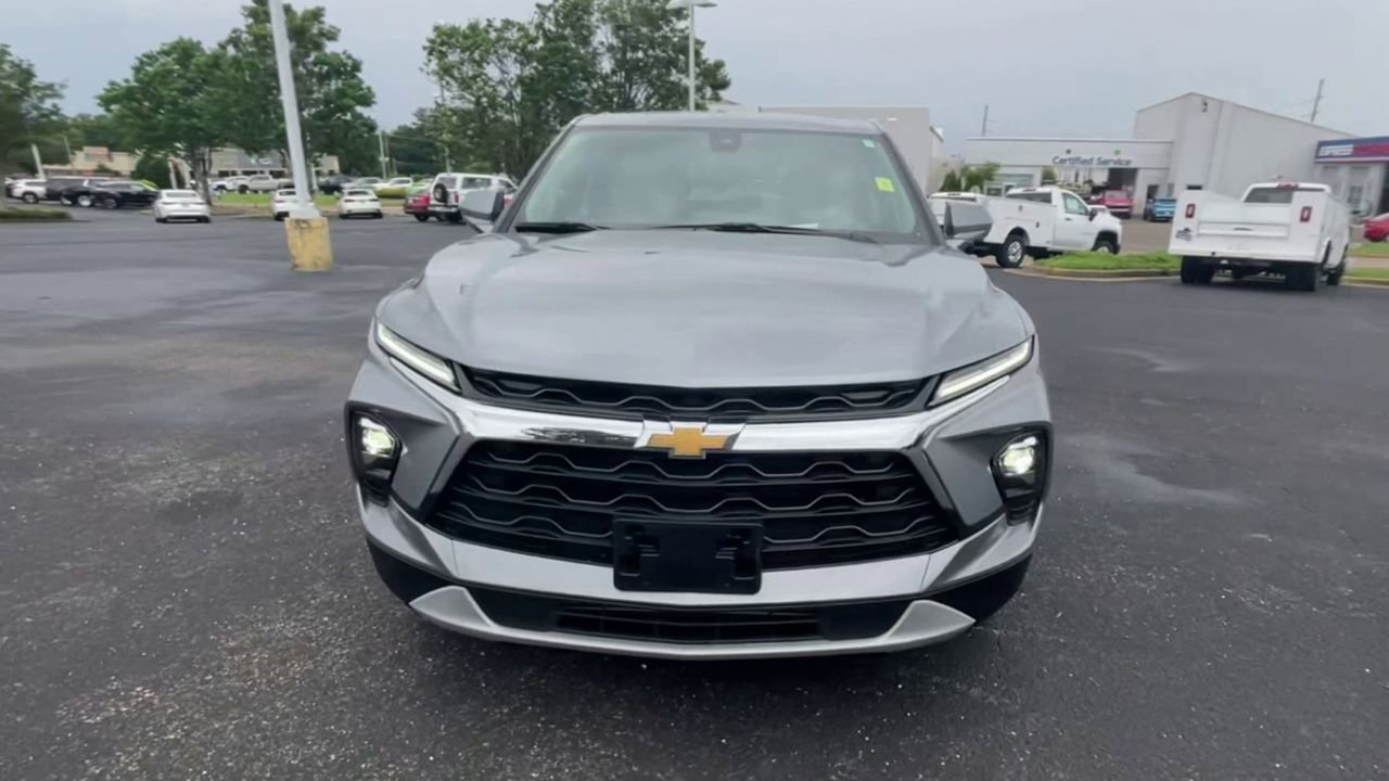 Used 2025 Chevrolet Blazer LT FWD image 3