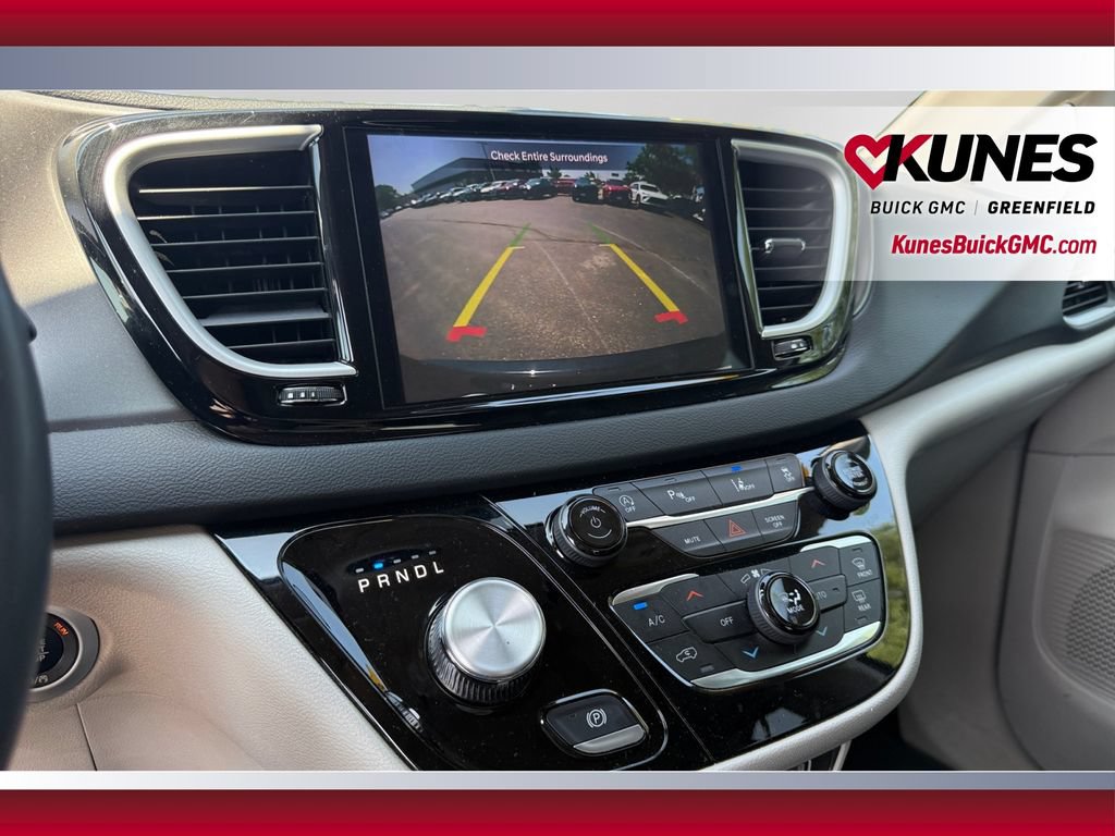 Used 2023 Chrysler Pacifica Touring-L FWD image 14