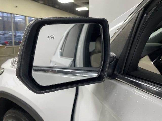 Used 2023 Chevrolet Traverse LT w/ Rear Camera Mirror Package image 29