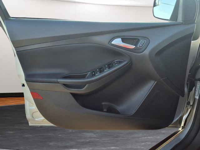 Used 2015 Ford Focus SE image 16