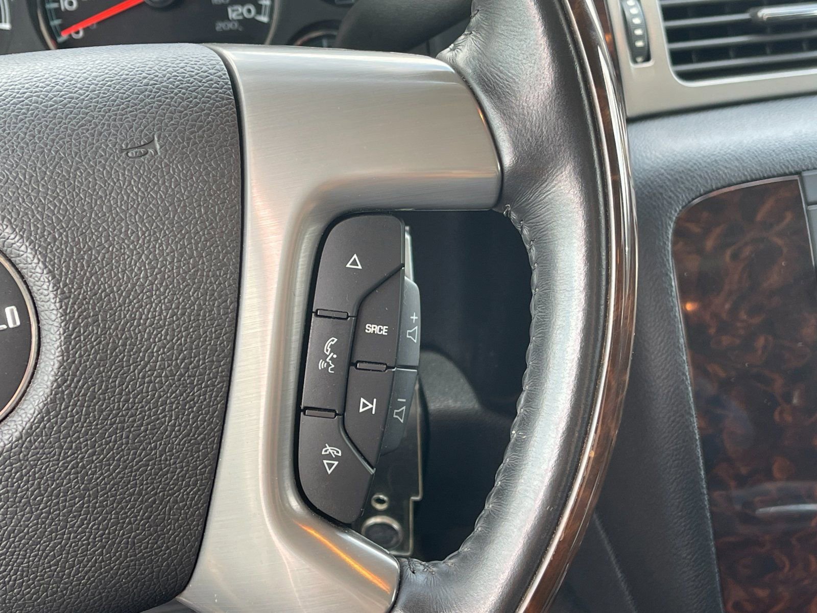 Used 2013 GMC Yukon XL Denali image 30