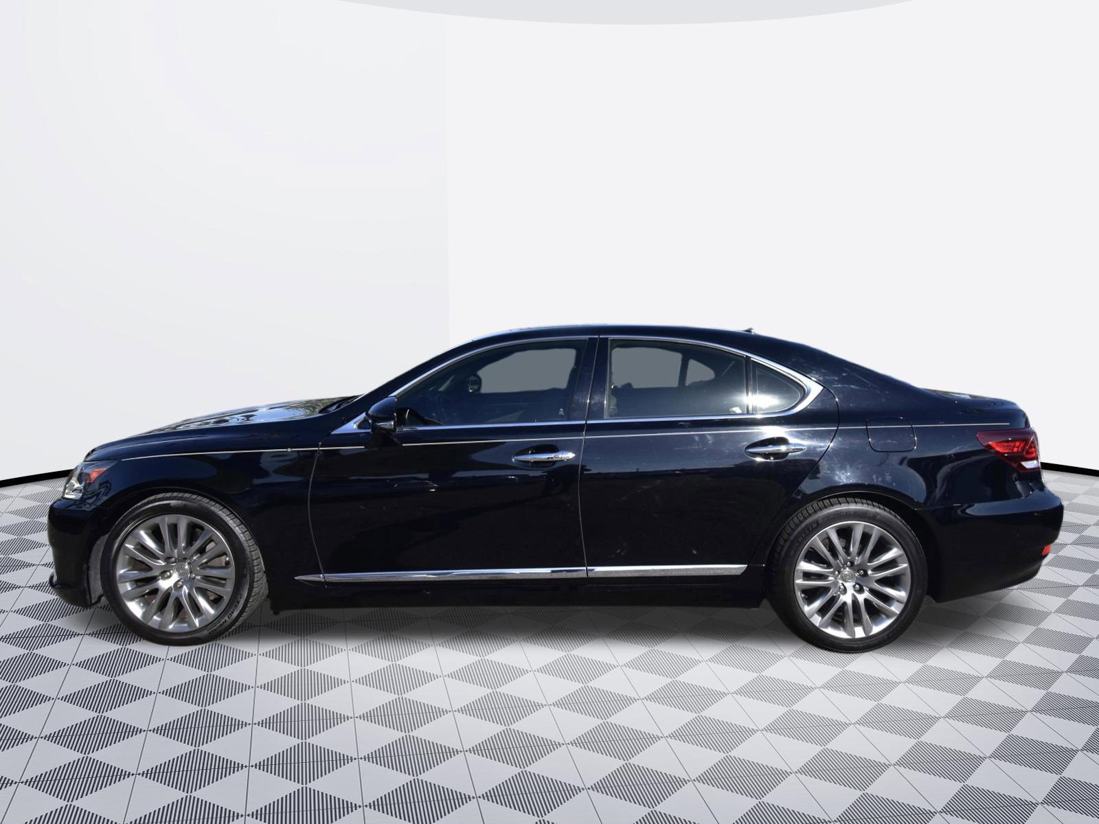 Used 2013 Lexus LS 460 w/ Comfort Pkg image 4