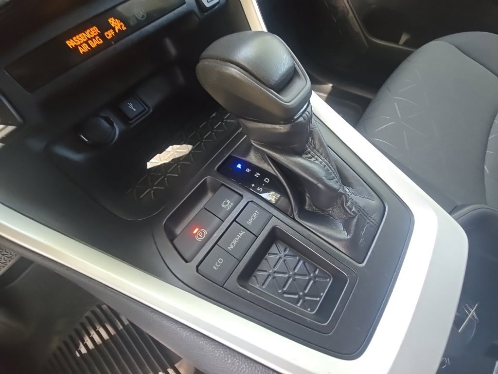 Used 2020 Toyota RAV4 XLE FWD image 25