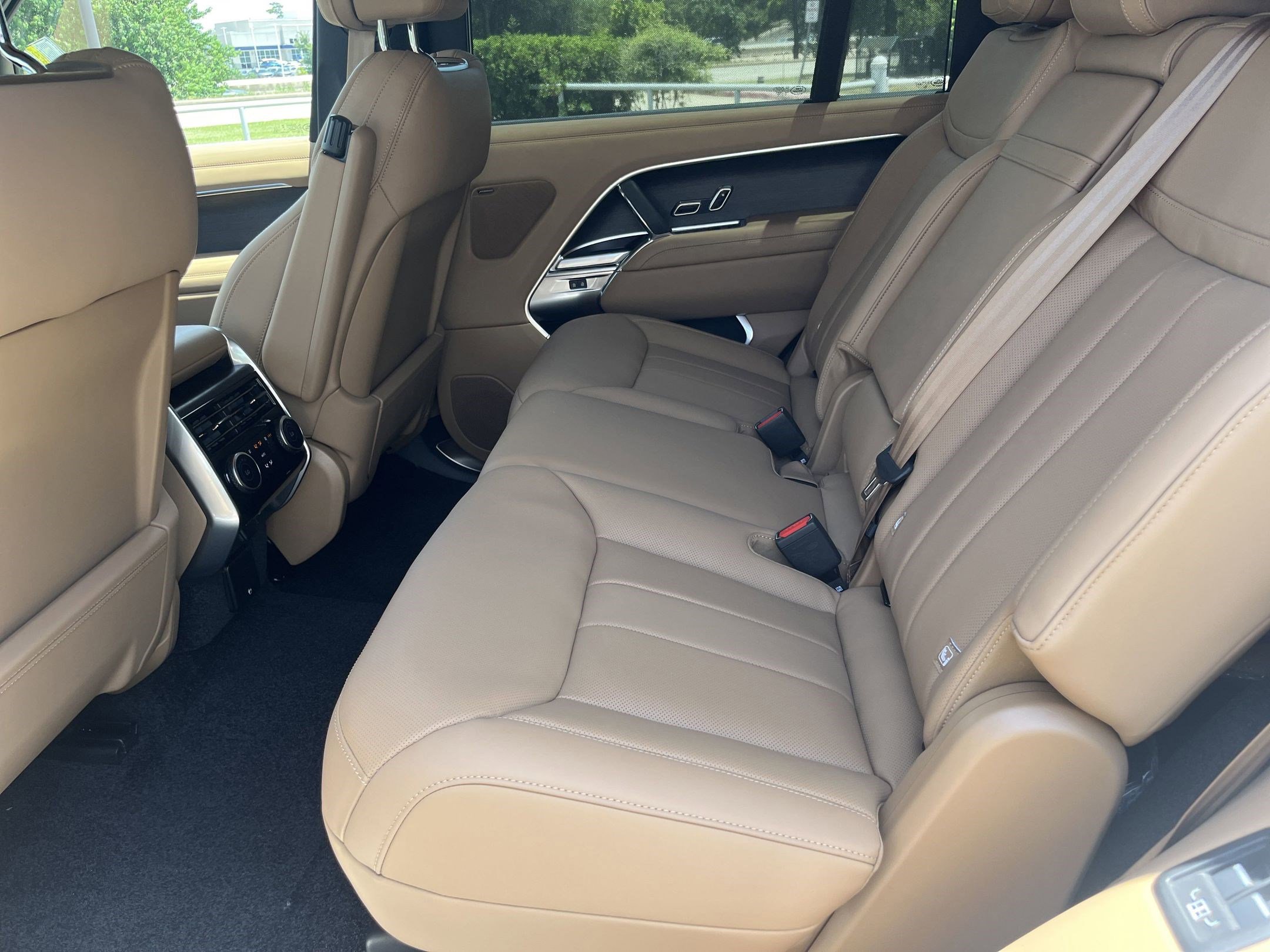New 2025 Land Rover Range Rover Long Wheelbase SE image 12