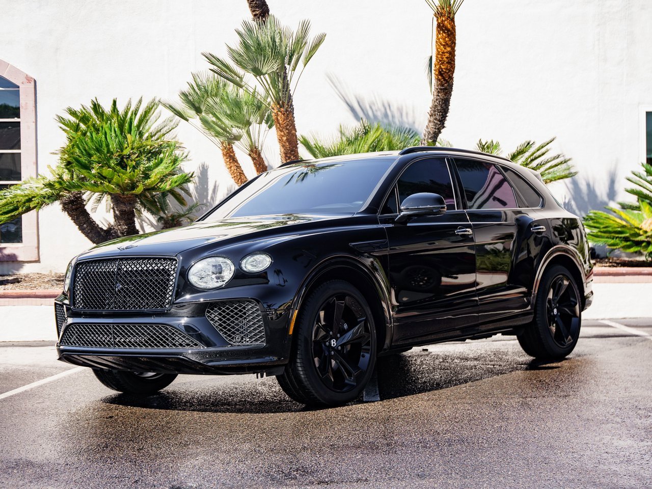 Used 2023 Bentley Bentayga Plug-In Hybrid image 29