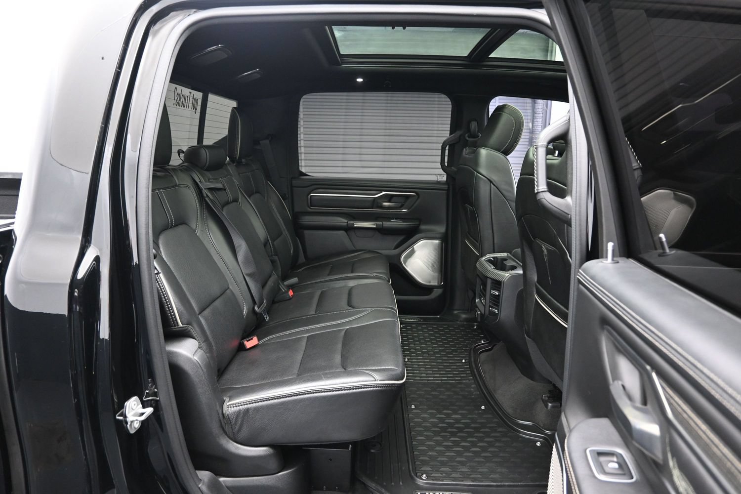 Used 2020 RAM 1500 Limited w/ Black Appearance Package AWD/4WD image 12