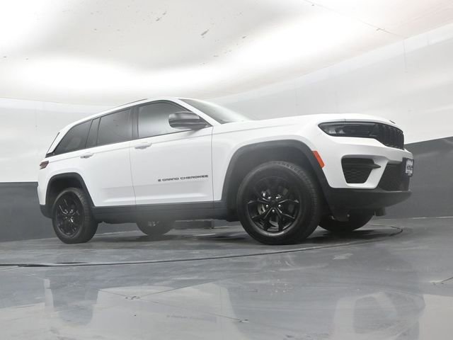 Used 2025 Jeep Grand Cherokee Altitude AWD/4WD image 38