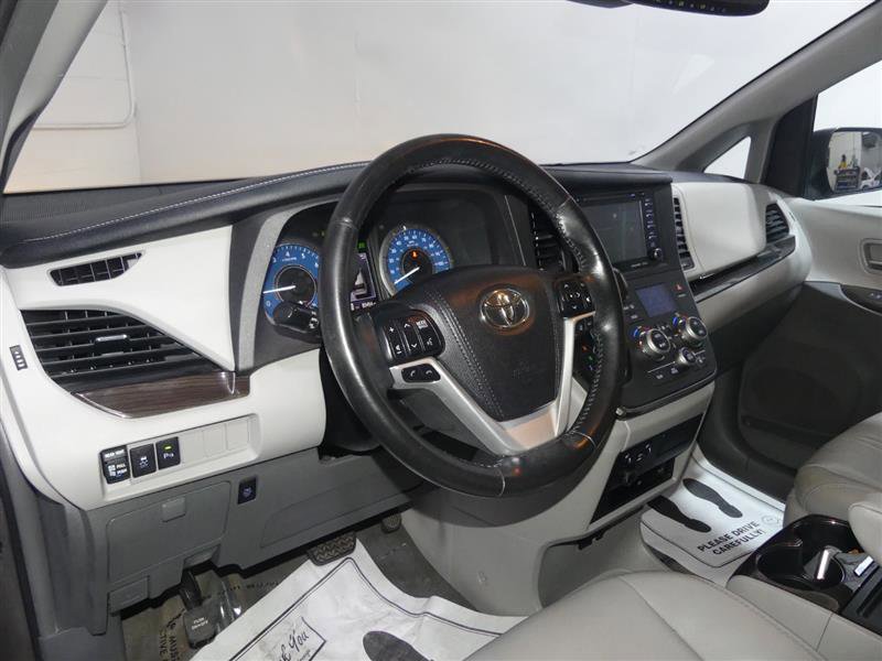 Used 2018 Toyota Sienna XLE Premium w/ Cargo Management Package image 23