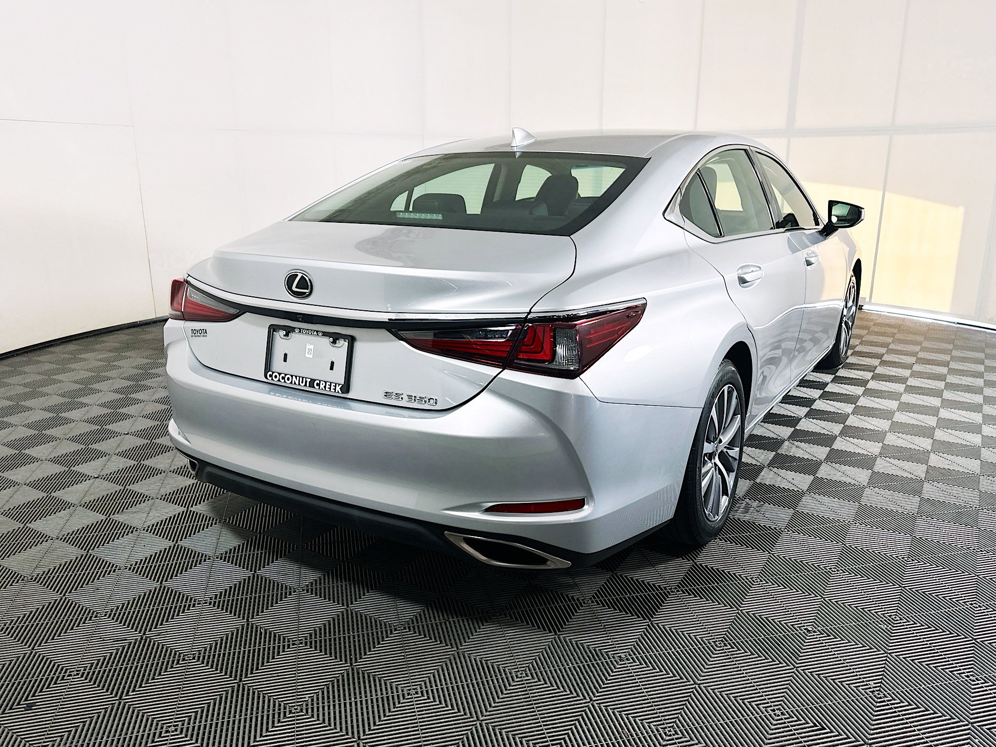 Used 2021 Lexus ES 350 w/ Accessory Package FWD image 3