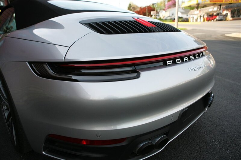 Used 2024 Porsche 911 Carrera w/ Premium Package RWD image 11