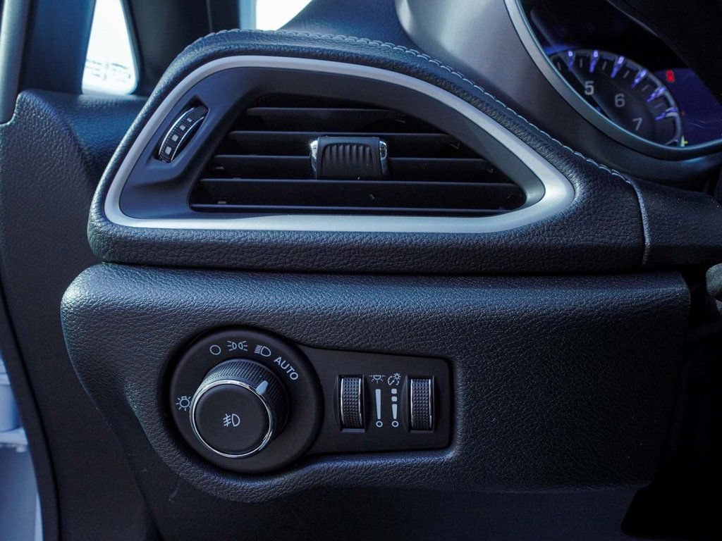 New 2026 Chrysler Pacifica Select FWD image 24