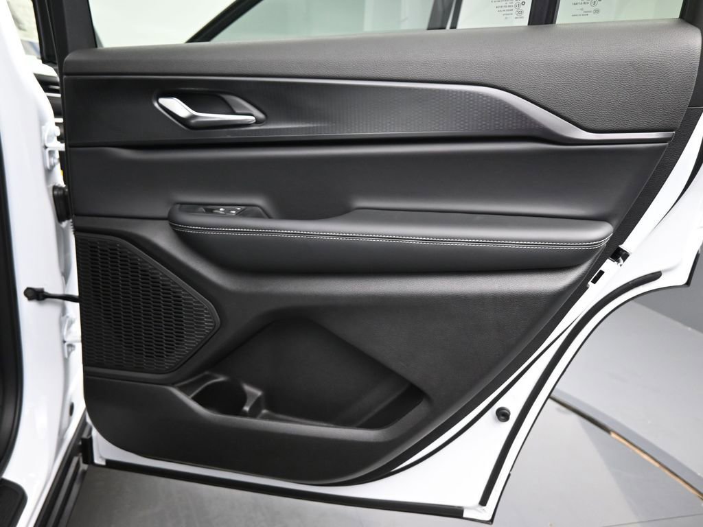 New 2025 Jeep Grand Cherokee L Laredo w/ Luxury Tech Group I image 17