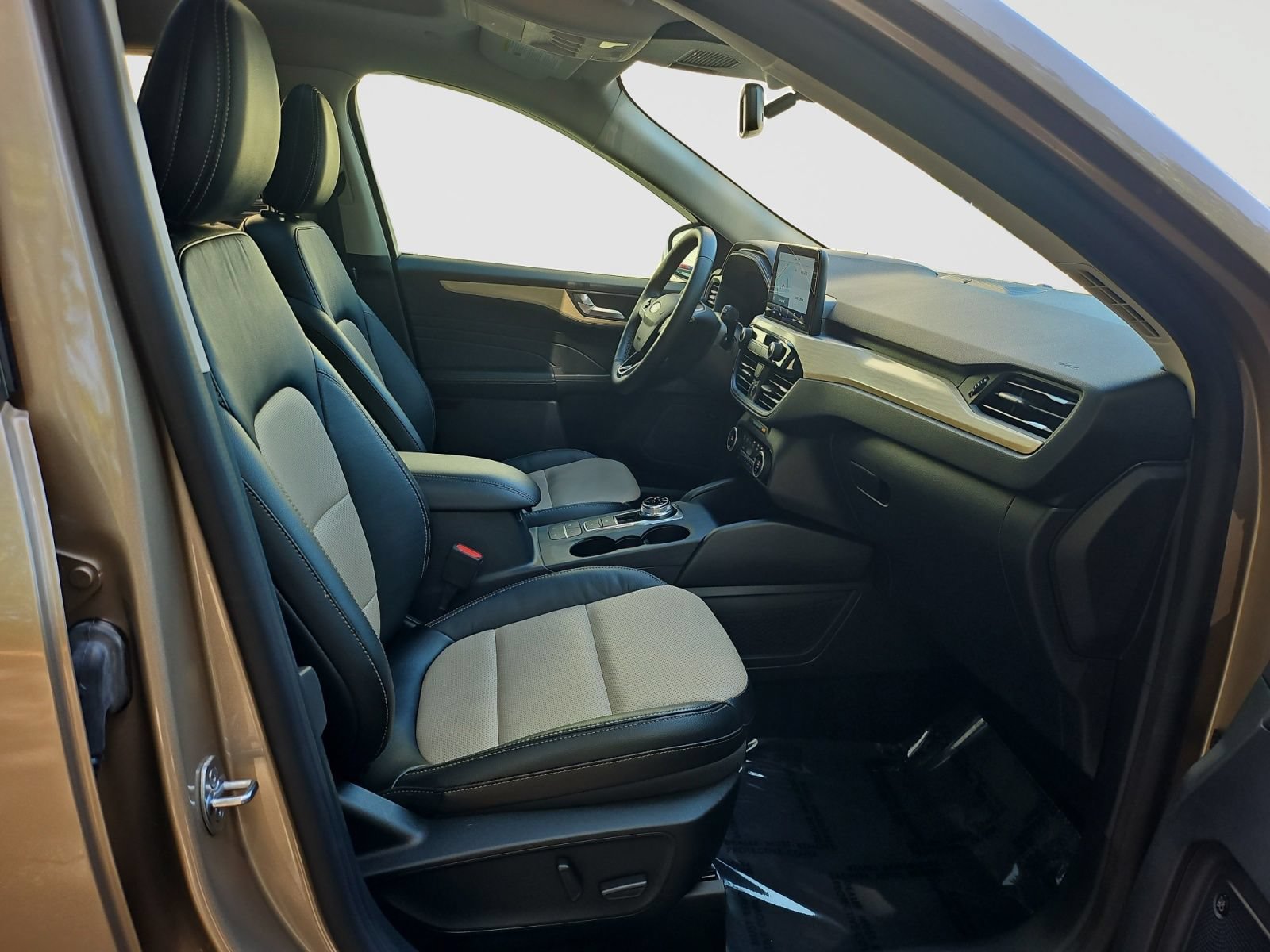 Used 2021 Ford Escape Titanium w/ Titanium Elite Package AWD/4WD image 17