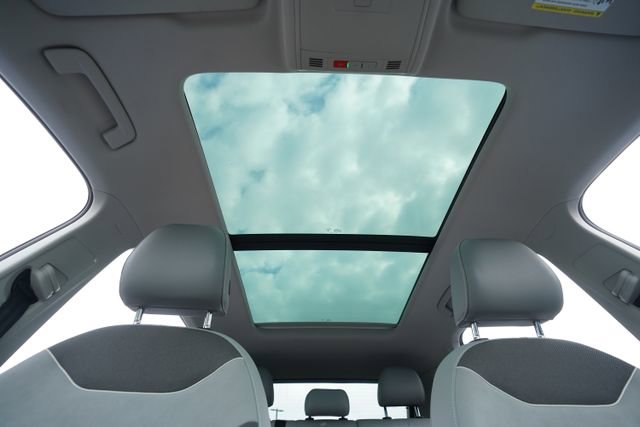 Used 2023 Volkswagen Taos SE w/ Panoramic Sunroof Package image 11