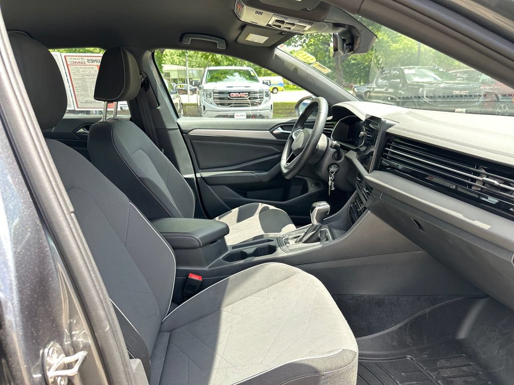 Used 2025 Volkswagen Jetta Sport FWD image 40