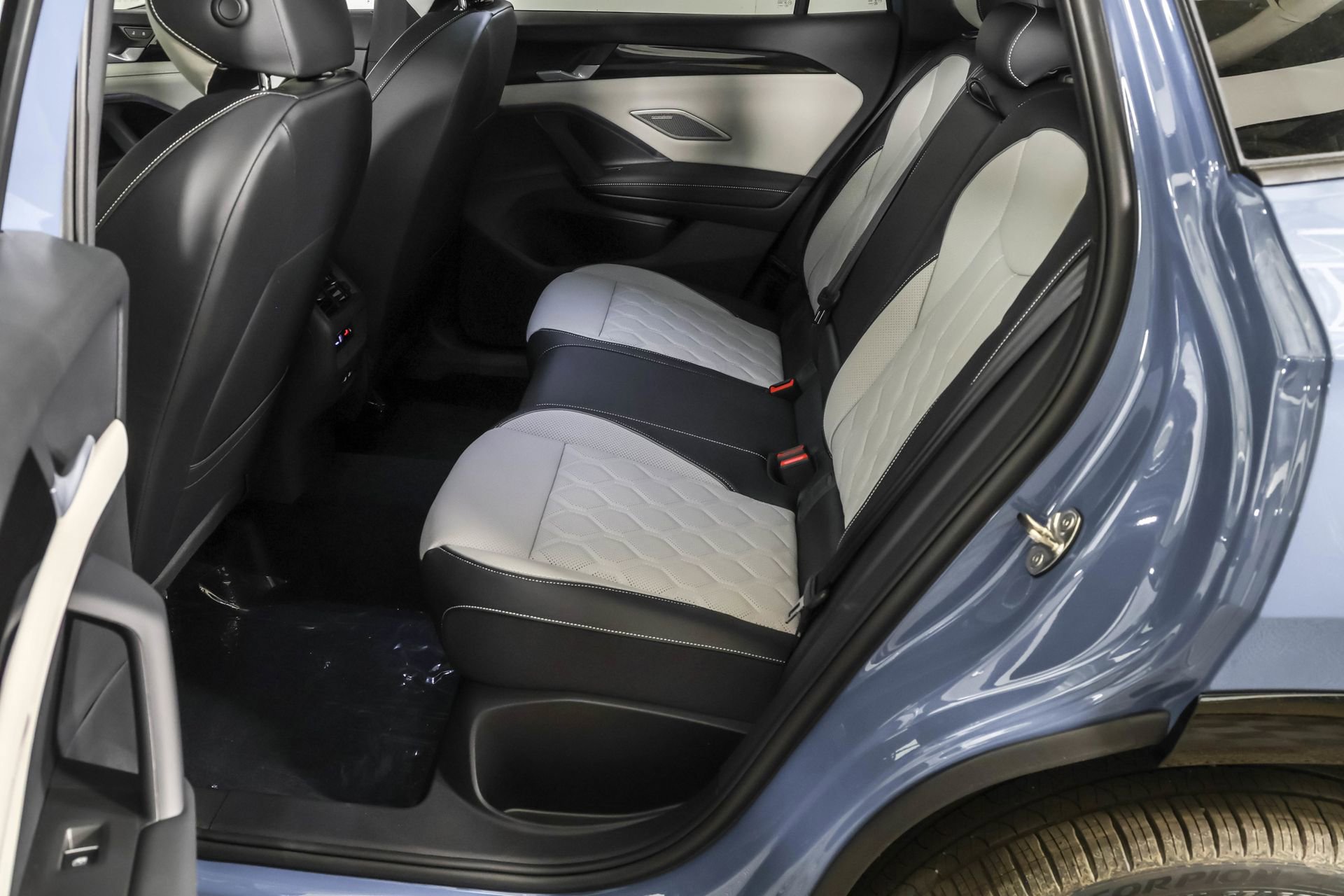 New 2026 Volkswagen Tiguan SEL R-Line AWD/4WD image 35