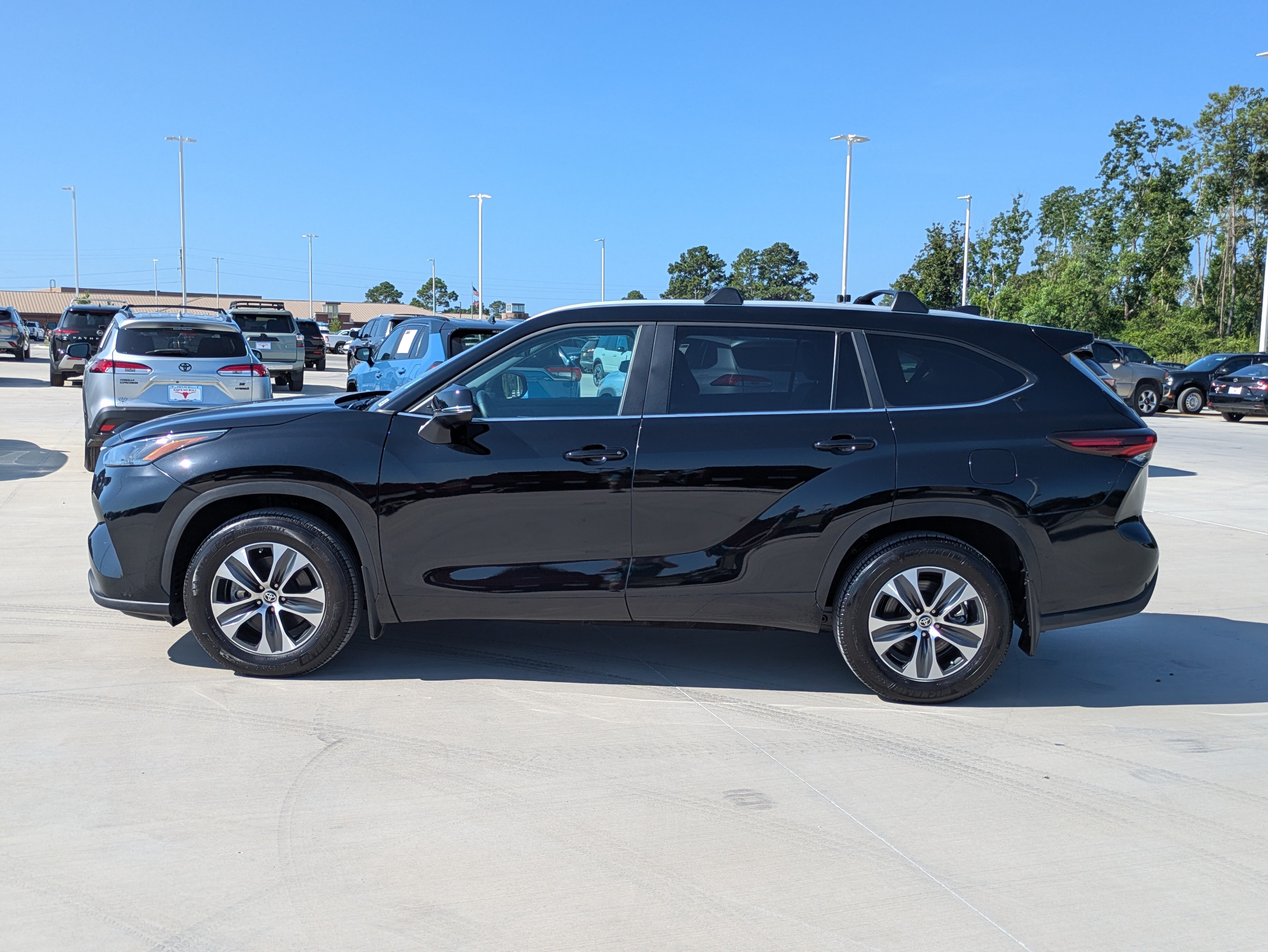 Certified 2024 Toyota Highlander XLE FWD image 2