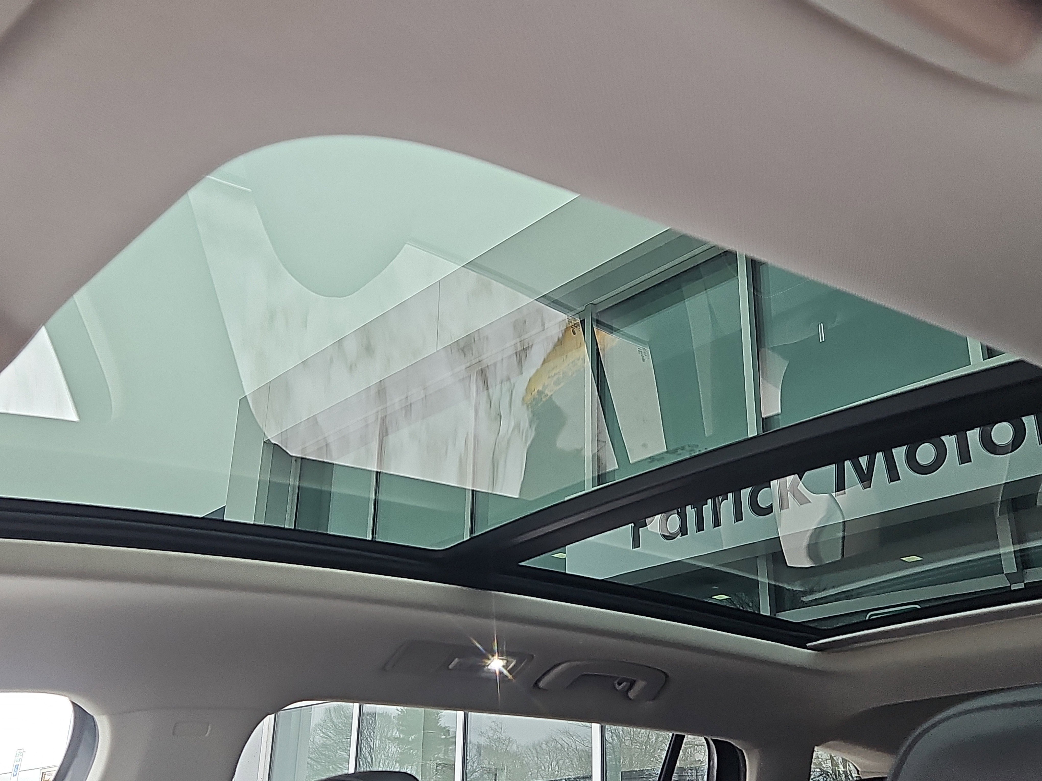 Used 2021 Volkswagen Tiguan SE w/ Panoramic Sunroof Package image 8