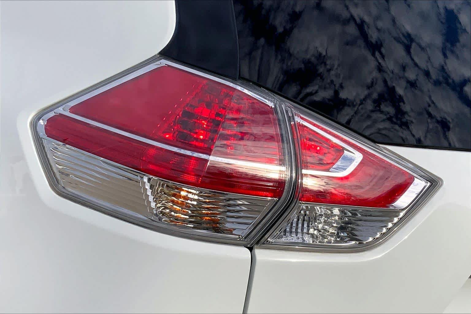 Used 2016 Nissan Rogue S w/ Appearance Package FWD image 28
