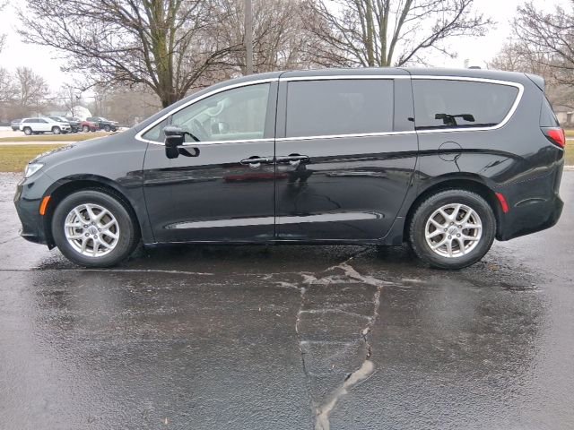 Used 2024 Chrysler Pacifica Touring-L image 3