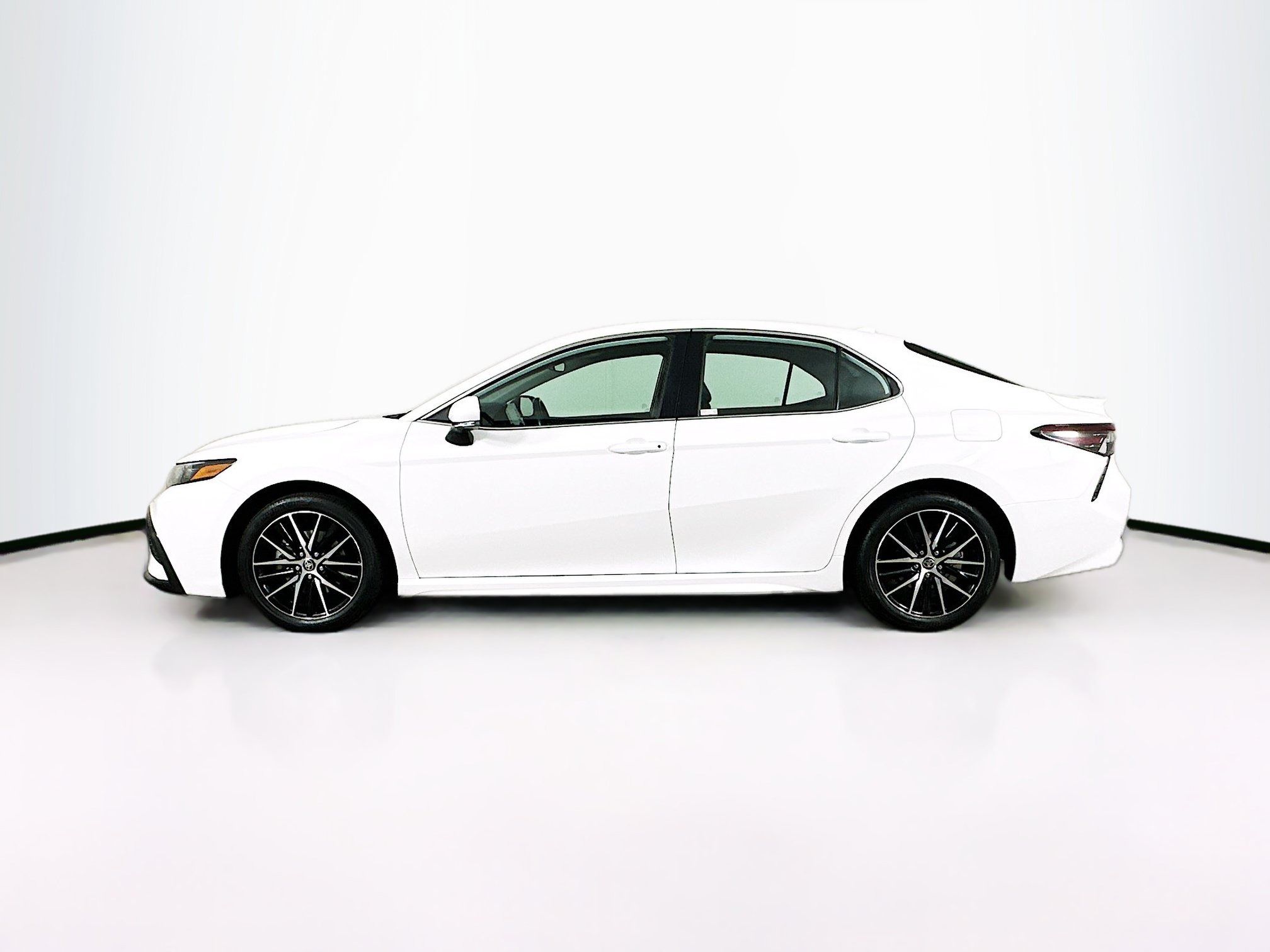 Used 2024 Toyota Camry SE FWD image 4