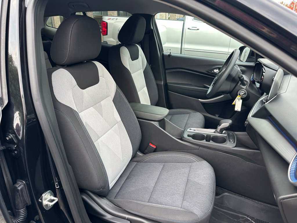 Used 2024 Chevrolet Trax LS w/ LS Convenience Package FWD image 25