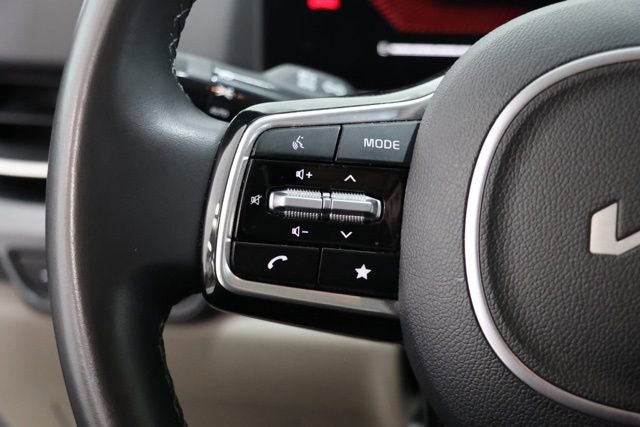 Used 2025 Kia Carnival image 21